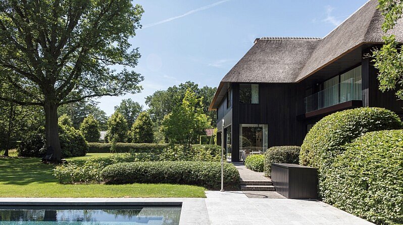 Nu in Chic Gardens voorjaarsmagazine: High-end villatuin door de Wijnegemse tuinarchitecten van Avantgarden