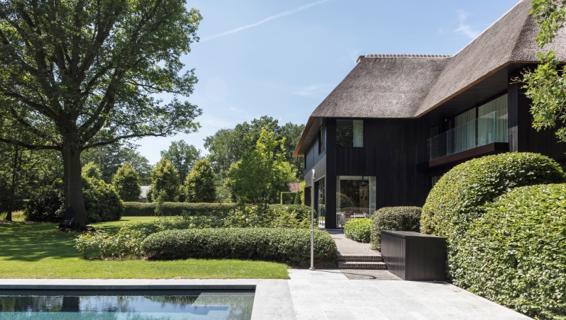 Nu in Chic Gardens voorjaarsmagazine: High-end villatuin door de Wijnegemse tuinarchitecten van Avantgarden