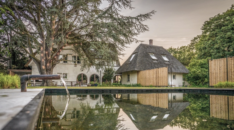 Nu in Chic Gardens voorjaar 2021: Karaktervolle vakantiewoning Edville in Melle met prachtige tuin die een vakantiegevoel uitstraalt. Door tuinarchitect Thomas van bureau Exteria.