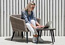 Chic Gardens: Geef een nieuwe dimensie aan het telewerken door je werkplek naar buiten te verplaatsen. Bekijk hier de must-have voor je buitenwerkplek.