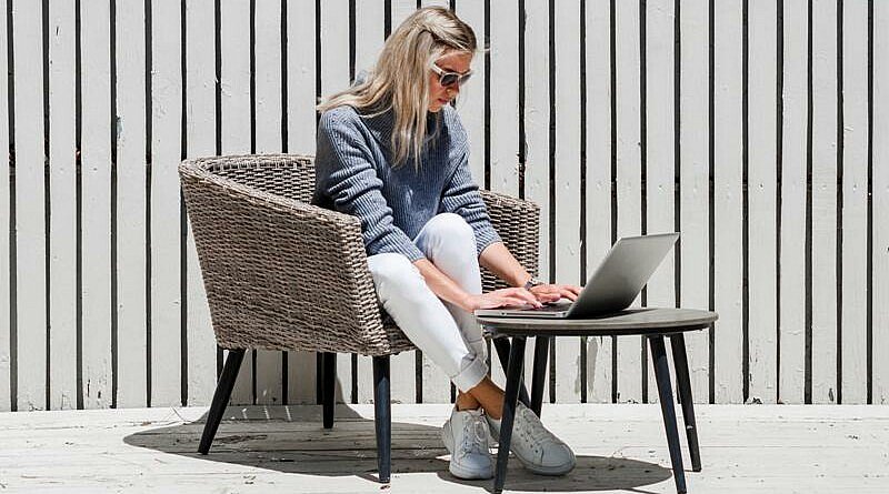 Chic Gardens: Geef een nieuwe dimensie aan het telewerken door je werkplek naar buiten te verplaatsen. Bekijk hier de must-have voor je buitenwerkplek.