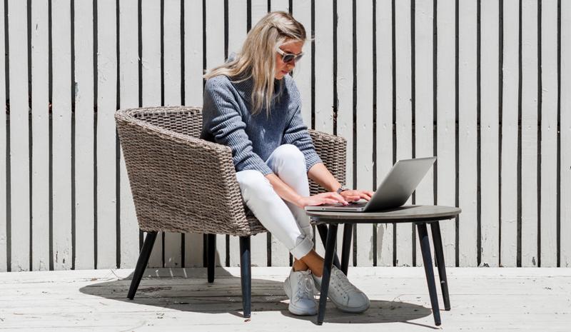 Chic Gardens: Geef een nieuwe dimensie aan het telewerken door je werkplek naar buiten te verplaatsen. Bekijk hier de must-have voor je buitenwerkplek.