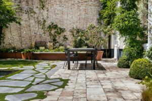 Chic Gardens magazine voor outdoor living en design: Zuiderse stadstuin met zwembad door tuinarchitect Bart Monbaliu