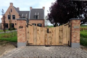 Chic Gardens: Een stijlvolle poort aan de oprijlaan van je huis en tuin. Die vind je bij DJS Hekwerken!