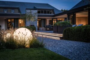 Chic Gardens magazine voor outdoor living en design: Licht als ultieme sfeermaker in riante villatuin. Laat je inspireren.