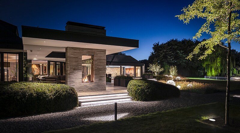 Chic Gardens magazine voor outdoor living en design: Licht als ultieme sfeermaker in riante villatuin. Laat je inspireren.