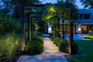 Chic Gardens het magazine voor outdoor living en design: Moderna villatuin door Heart For Gardens tuinaanleggers met bijzonder natuurlijke verlichting van in-lite LAB.