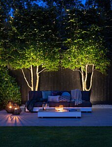 Chic Gardens het magazine voor outdoor living en design: Moderna villatuin door Heart For Gardens tuinaanleggers met bijzonder natuurlijke verlichting van in-lite LAB.