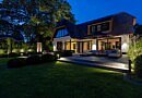 Chic Gardens het magazine voor outdoor living en design: Moderna villatuin door Heart For Gardens tuinaanleggers met bijzonder natuurlijke verlichting van in-lite LAB.