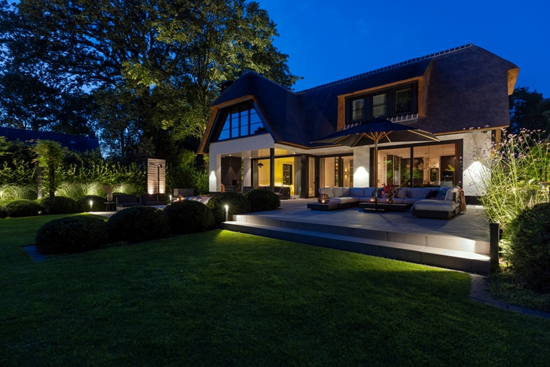 Chic Gardens het magazine voor outdoor living en design: Moderna villatuin door Heart For Gardens tuinaanleggers met bijzonder natuurlijke verlichting van in-lite LAB.