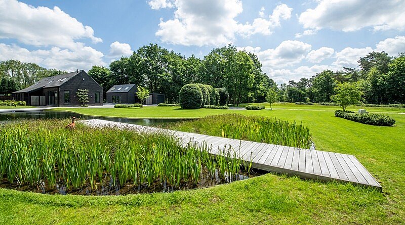 Chic Gardens magazine voor outdoor living en design: Laat je inspireren door deze tuinontwerpen van tuinaanlegger Kristof Joos uit Bonheiden.