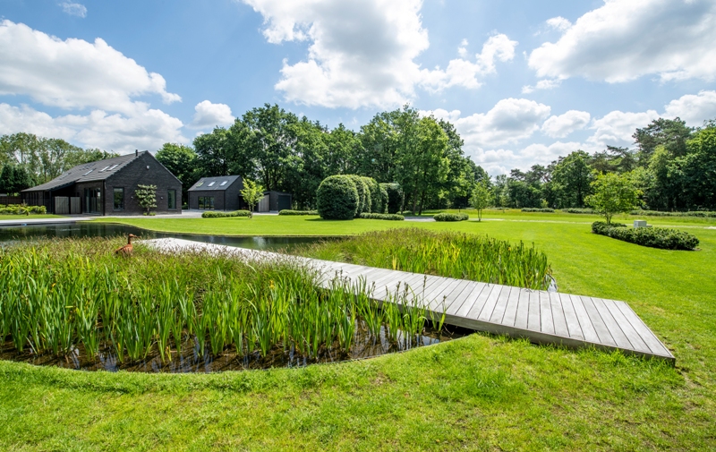 Chic Gardens magazine voor outdoor living en design: Laat je inspireren door deze tuinontwerpen van tuinaanlegger Kristof Joos uit Bonheiden.