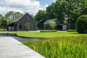 Chic Gardens magazine voor outdoor living en design: Laat je inspireren door deze tuinontwerpen van tuinaanlegger Kristof Joos uit Bonheiden.