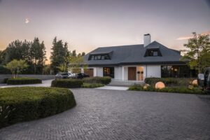 Chic Gardens magazine voor outdoor living en design: Licht als ultieme sfeermaker in riante villatuin. Laat je inspireren.