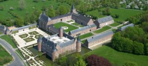 Chic Gardens: tentoonstelling Fleur Floral Fashion in de landcommanderij van Alden Biesen in Bilzen (Limburg)