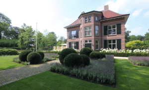 Chic Gardens magazine voor outdoor living en design: Deze exclusieve tuin in Nederland, door Stoop Tuinen geeft inspiratie voor je eigen droomtuin. Ontdek meer in Chic Gardens, the Ducht edition 2021!