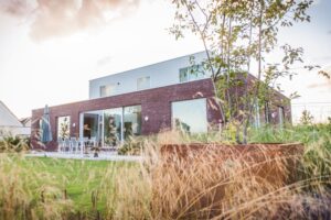 Chic Gardens magazine voor outdoor living en design: Bekijk deze prachtige tuin in Lochristi waarin biodiversiteit centraal staat. Een project van Buitenburo.