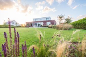 Chic Gardens magazine voor outdoor living en design: Bekijk deze prachtige tuin in Lochristi waarin biodiversiteit centraal staat. Een project van Buitenburo.