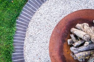 Chic Gardens magazine voor outdoor living en design: Bekijk deze prachtige tuin in Lochristi waarin biodiversiteit centraal staat. Een project van Buitenburo.