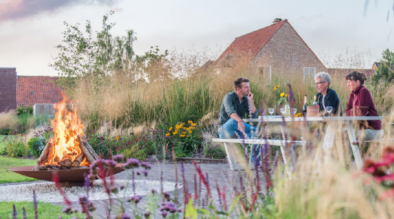 Chic Gardens magazine voor outdoor living en design: Bekijk deze prachtige tuin in Lochristi waarin biodiversiteit centraal staat. Een project van Buitenburo.