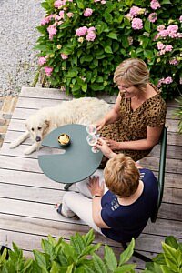 Chic Gardens magazine voor outdoor living en design: Royal Botania, Ethnicraft en Extremis presenteren hun laatste interieurnieuws op de expo Please Have a Seat in Kortrijk.