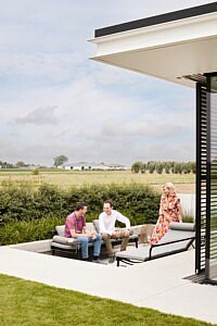 Chic Gardens magazine voor outdoor living en design: Royal Botania, Ethnicraft en Extremis presenteren hun laatste interieurnieuws op de expo Please Have a Seat in Kortrijk.