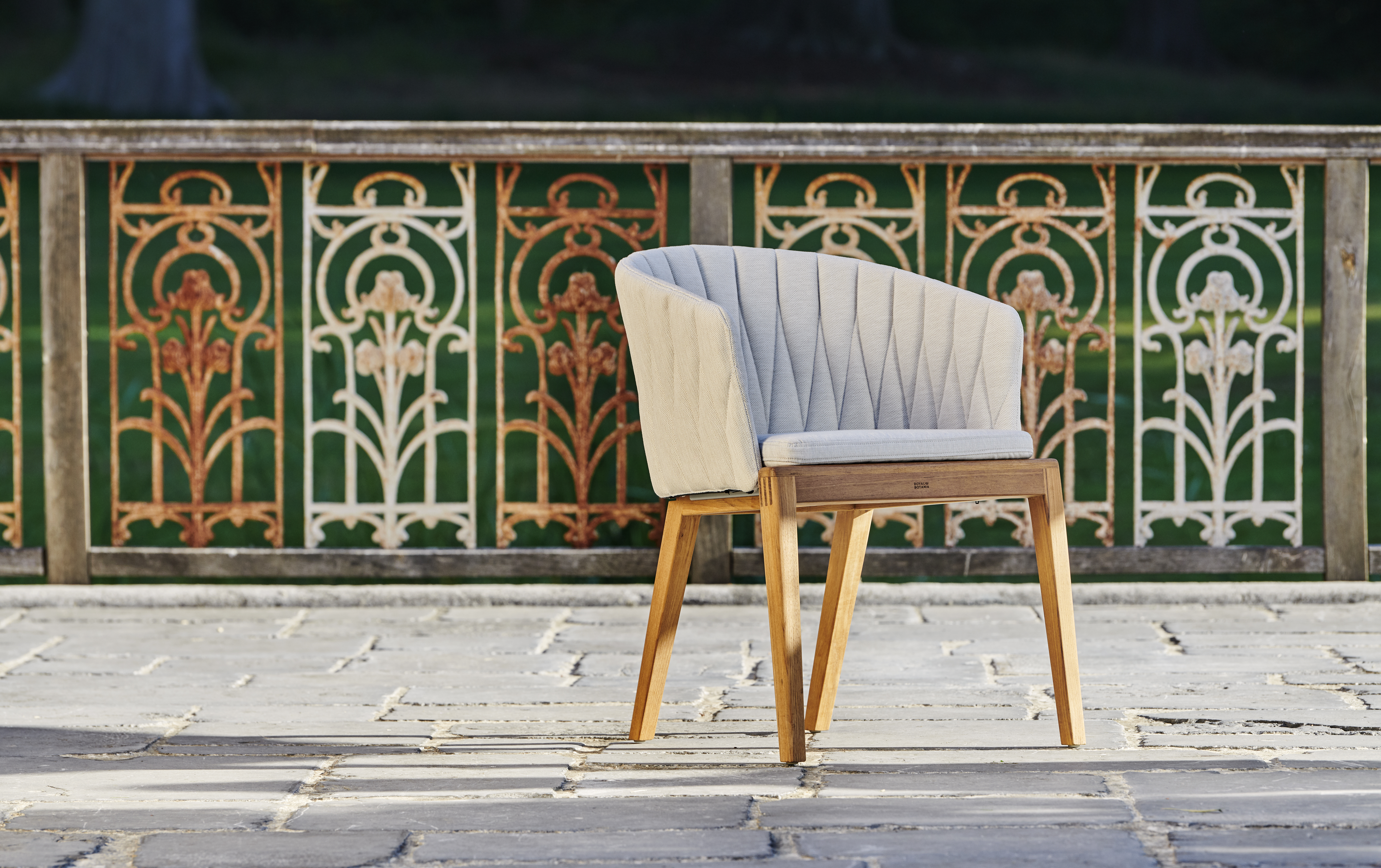 Chic Gardens magazine voor outdoor living en design: Royal Botania, Ethnicraft en Extremis presenteren hun laatste interieurnieuws op de expo Please Have a Seat in Kortrijk.
