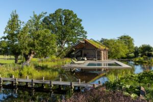 De nieuwe Chic Gardens najaar 2021 is er! Boordevol inspiratie voor je droomtuin. Met prachtige fotografie van exclusieve en unieke tuinen en buitenruimtes. En de laatste trends in buitenmeubels.
