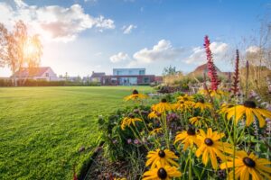 Chic Gardens magazine voor outdoor living en design: Bekijk deze prachtige tuin in Lochristi waarin biodiversiteit centraal staat. Een project van Buitenburo.