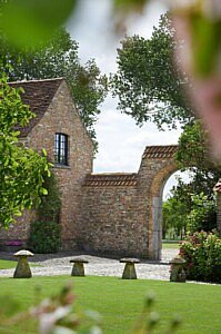 Chic Gardens magazine voor outdoor living en design: Romantische landschapstuin bij gerenoveerde vierkanthoeve door landschaps- en tuinarchitect Stijn Cornilly.