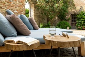 Chic Gardens magazine voor outdoor living en design: Romantische landschapstuin bij gerenoveerde vierkanthoeve door landschaps- en tuinarchitect Stijn Cornilly.