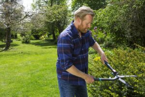 Chic Gardens magazine voor outdoor living en design: Snoeitools van GARDENA om je tuin letterlijk in vorm te houden