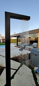 Chic Gardens magazine voor outdoor living en design: Akwalux levert maatwerk voor de tuin: buitendouches en waterzuilen