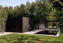 Tuinarchitecten en -aannemers Eric Wouters en zoon Roel realiseerden dit minimalistische poolhouse dat dienst doet als multifunctioneel bijgebouw, onder andere voor thuiswerk.