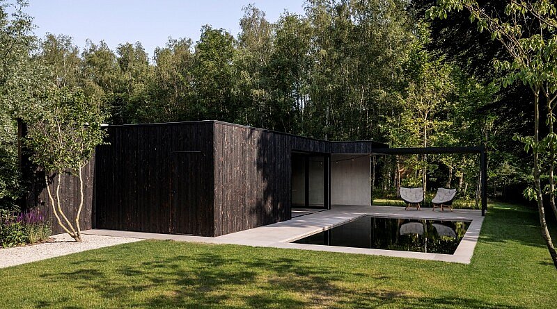 Tuinarchitecten en -aannemers Eric Wouters en zoon Roel realiseerden dit minimalistische poolhouse dat dienst doet als multifunctioneel bijgebouw, onder andere voor thuiswerk.