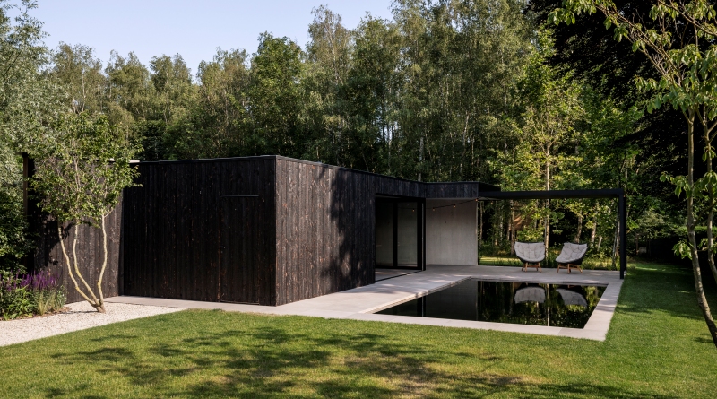Tuinarchitecten en -aannemers Eric Wouters en zoon Roel realiseerden dit minimalistische poolhouse dat dienst doet als multifunctioneel bijgebouw, onder andere voor thuiswerk.