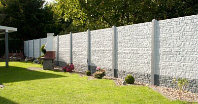 Een eigentijdse tuinbeleving. Een omheining of afsluiting in de tuin gemaakt van beton. Het wordt steeds populairder.