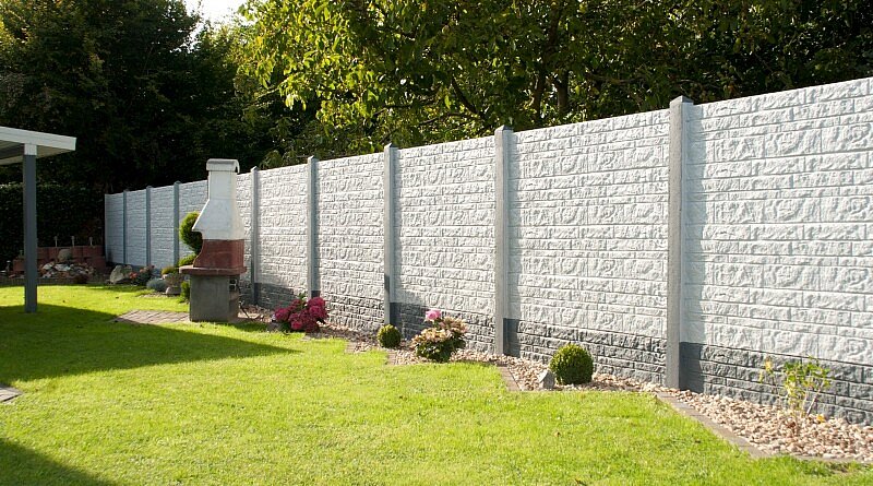 Een eigentijdse tuinbeleving. Een omheining of afsluiting in de tuin gemaakt van beton. Het wordt steeds populairder.