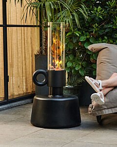 De essentials voor een winterse terrasinrichting: tuinverlichting, knusse sofa's, terrasverwarming en meer.