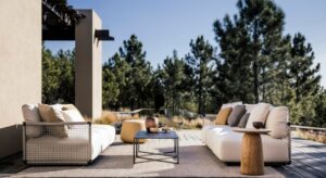 De essentials voor een winterse terrasinrichting: tuinverlichting, knusse sofa's, terrasverwarming en meer.