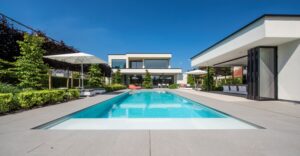 Moderne tuin met zwembad, poolhouse en daktuin door Groenbedrijf Van Vlierden
