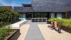 Moderne tuin met zwembad, poolhouse en daktuin door Groenbedrijf Van Vlierden