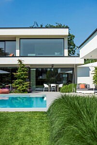 Moderne tuin met zwembad, poolhouse en daktuin door Groenbedrijf Van Vlierden