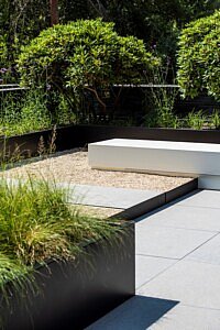 Moderne tuin met zwembad, poolhouse en daktuin door Groenbedrijf Van Vlierden