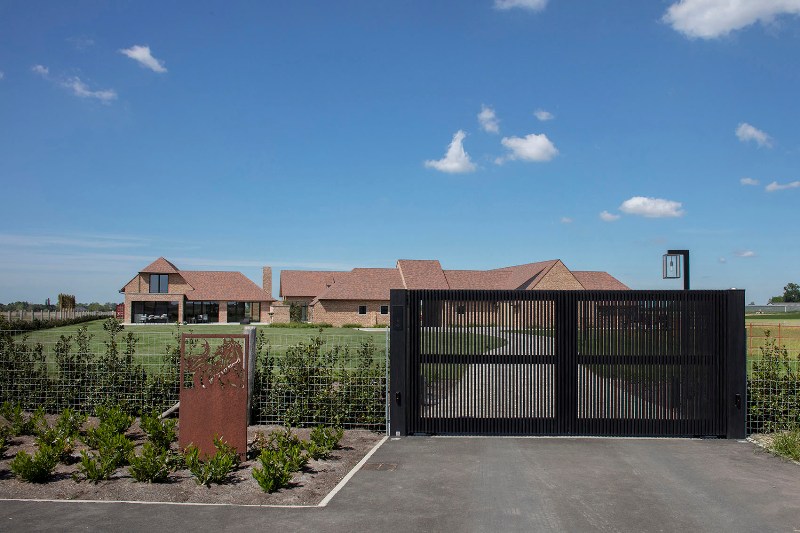 Nieuw bij Pouleyn: aluminium poort met open structuur. Wil jij je tuin of woning afschermen met een poort? Dan is dit misschien voor jou.