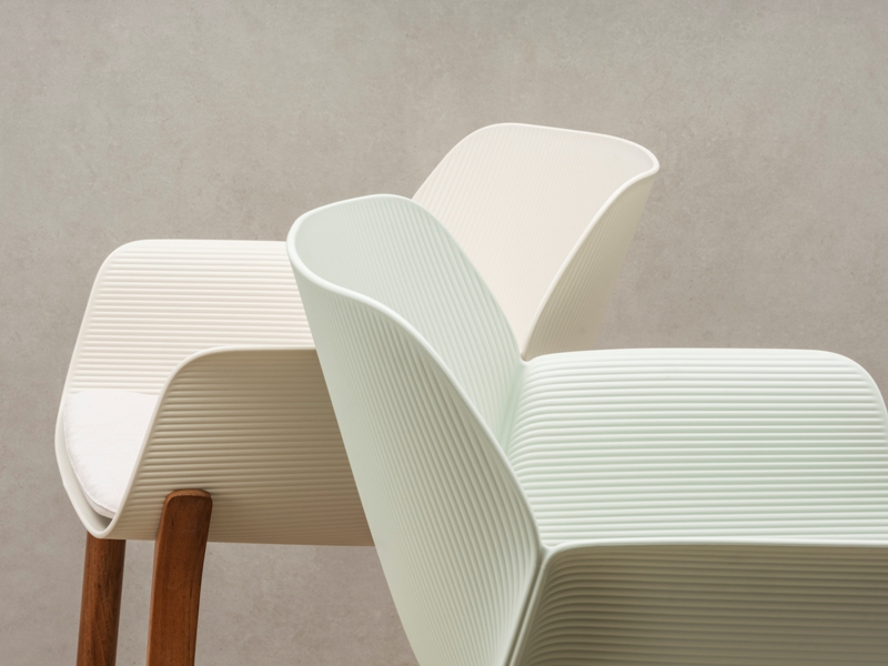 Fraaie outdoor eettafelstoel van Andreu World. Deze tuinstoel won een German Design Award.