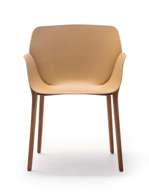 Fraaie outdoor eettafelstoel van Andreu World. Deze tuinstoel won een German Design Award.