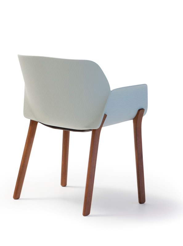 Fraaie outdoor eettafelstoel van Andreu World. Deze tuinstoel won een German Design Award.