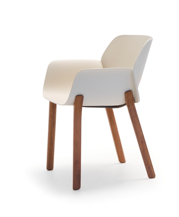 Fraaie outdoor eettafelstoel van Andreu World. Deze tuinstoel won een German Design Award.