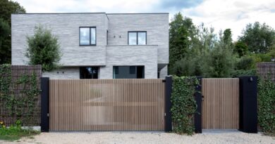 Nieuw bij Pouleyn: aluminium poort met open structuur. Wil jij je tuin of woning afschermen met een poort? Dan is dit misschien voor jou.